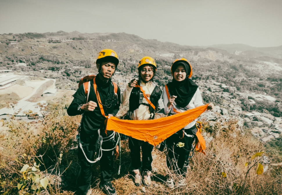 gambar puncak tebing 90 citatah via jalur tuannyonya